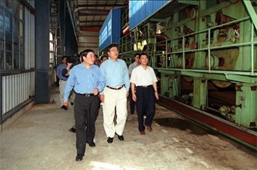 2000年9月19日，时任浙江省委书记张德江一行视察公司