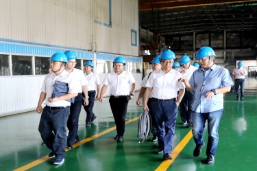 2020年9月8日,时任商务部亚洲司副司长杨伟群、马来西亚驻华使馆公使施志光莅临JDB电子纸业对马来西亚项目进行调研
